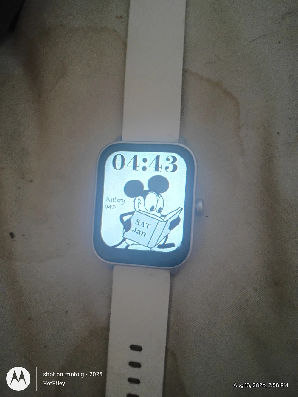 White Smartwatch with Silicone Band - Touchscreen Fitness Wearable
